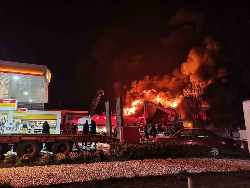İzmir’de lastik bayisindeki yangına müdahale sürüyor
