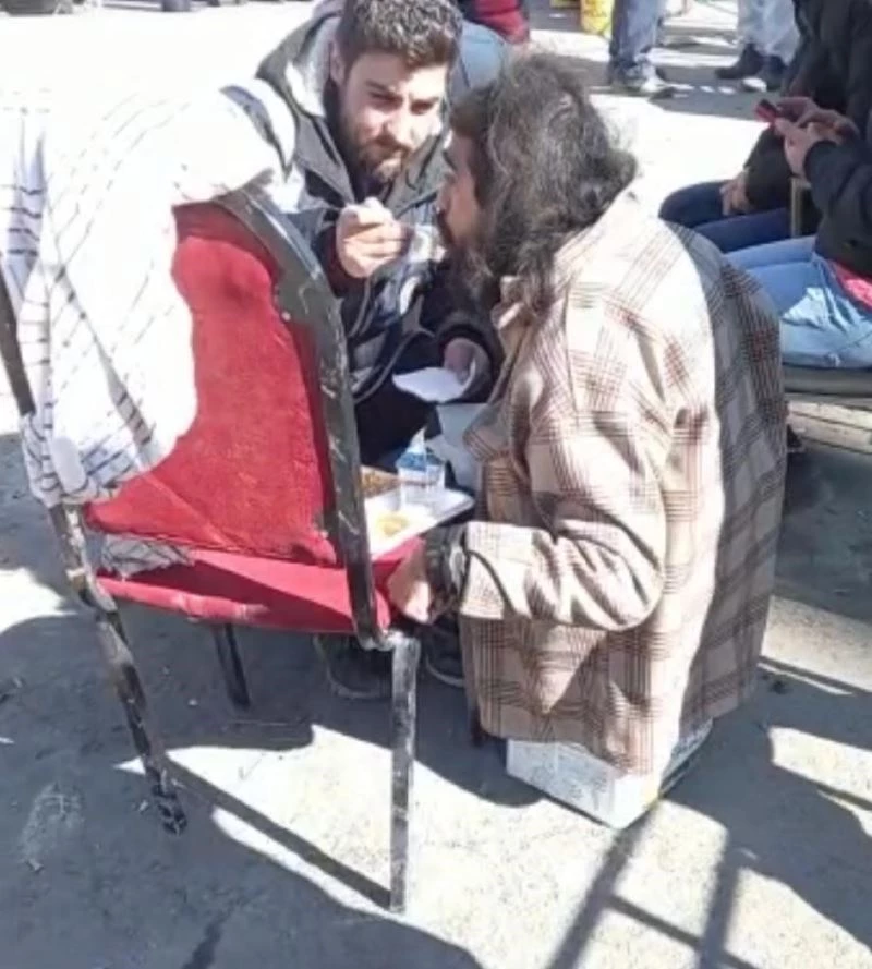 Diyarbakır polisi, engelli vatandaşa elleriyle yemek yedirdi
