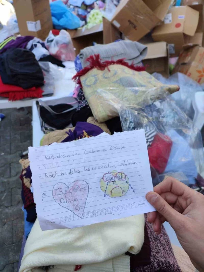 Kuşadası’nda çocuklardan depremzedeler için duygulandıran notlar
