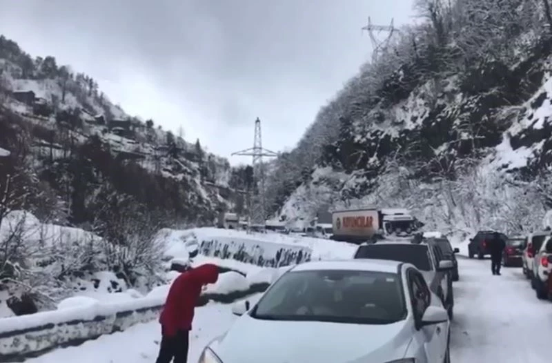 Artvin’de kar yağışı karayolunda ulaşımın aksamasına neden oldu
