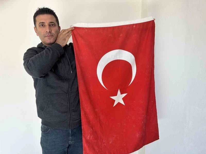 Gazetecinin Türk bayrağı hassasiyeti görenleri duygulandırdı
