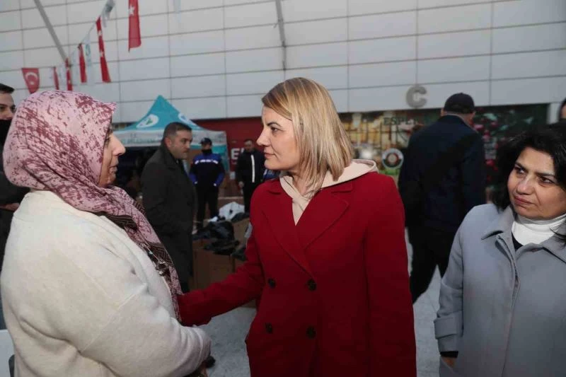 Başkan Hürriyet, İzmit’e gelen depremzedeleri ziyaret etti
