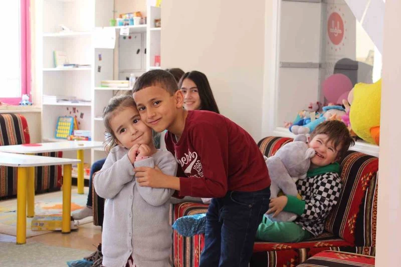 Depremzedelerin yaralarını Eskişehir Öğretmen Evi’nde sarıyor
