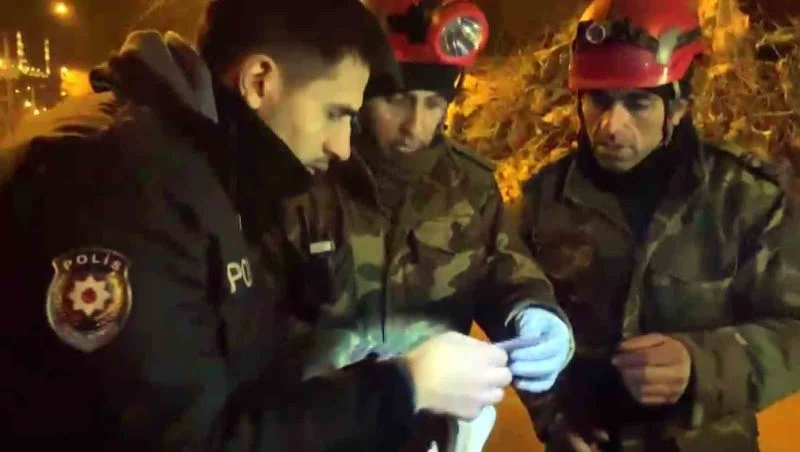 Azerbaycanlı ekipler enkazda buldukları ziynet eşyalarını polis teslim etti
