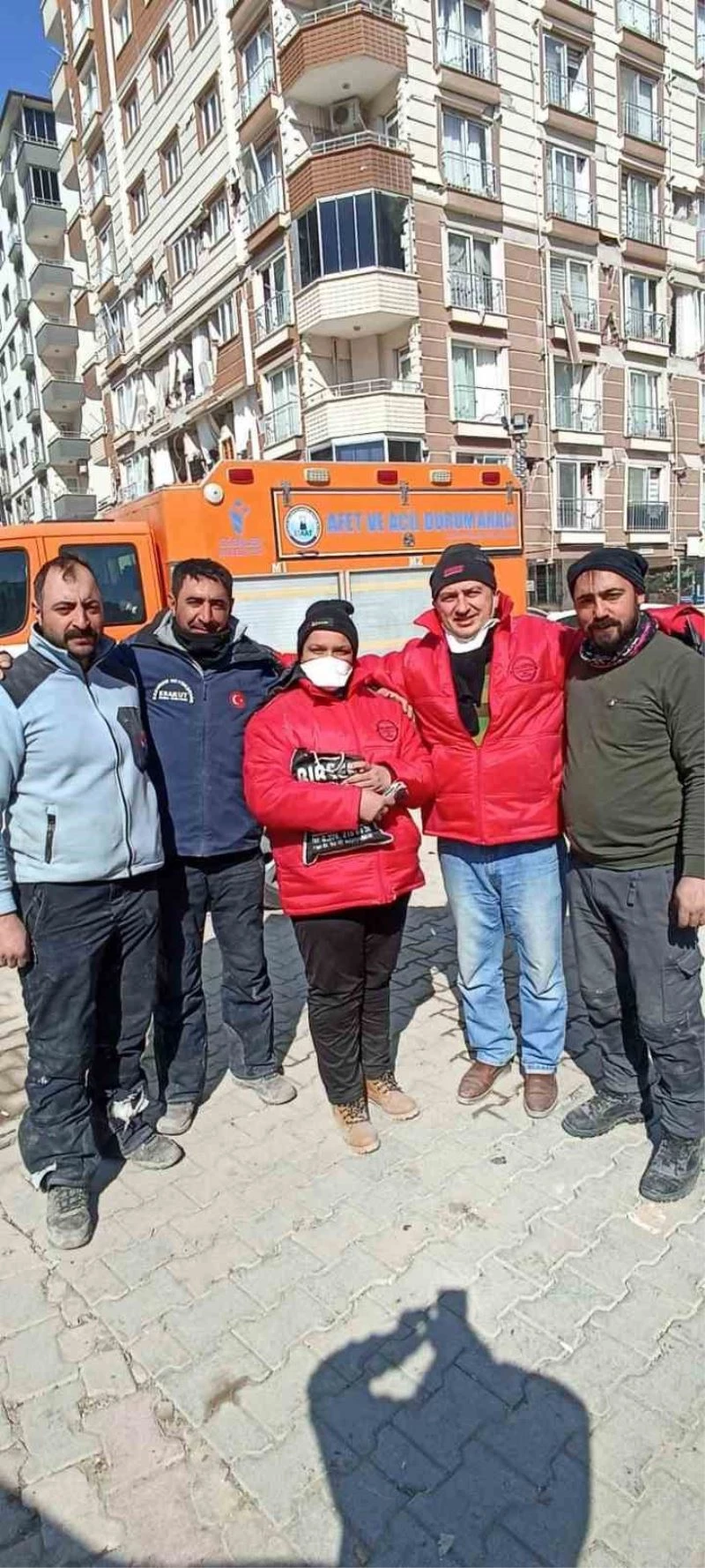 Erzurum Büyükşehir’in ekibi Erakut enkazda bulduğu parayı sahibine teslim etti
