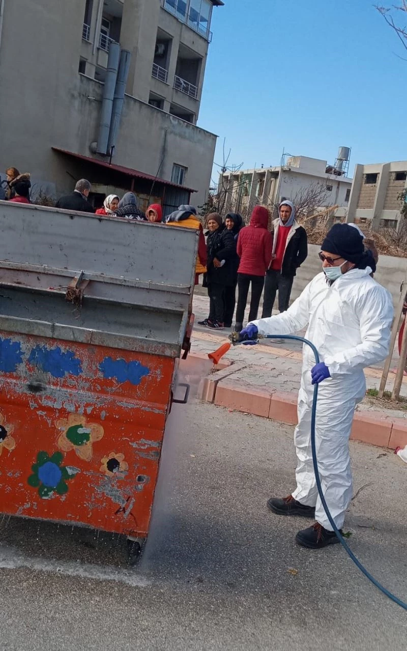 Deprem bölgesi haşere oluşumuna karşı ilaçlandı
