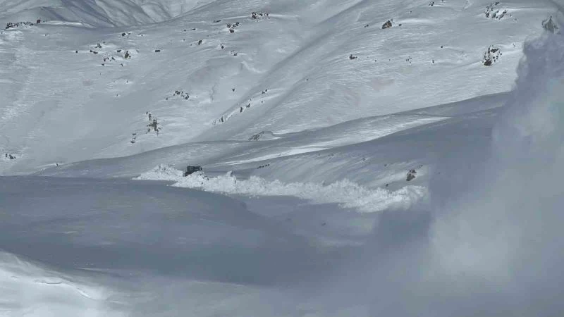 Hakkari’de 113 iş makinesiyle yollar tek tek açıldı
