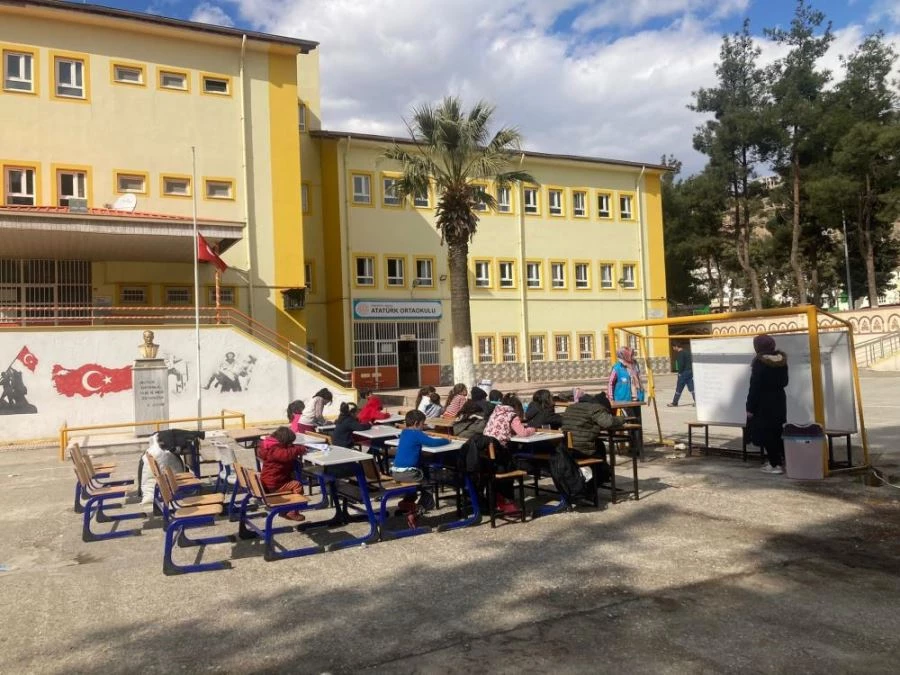 Emine öğretmen, depremzede çocukları eğlendiriyor