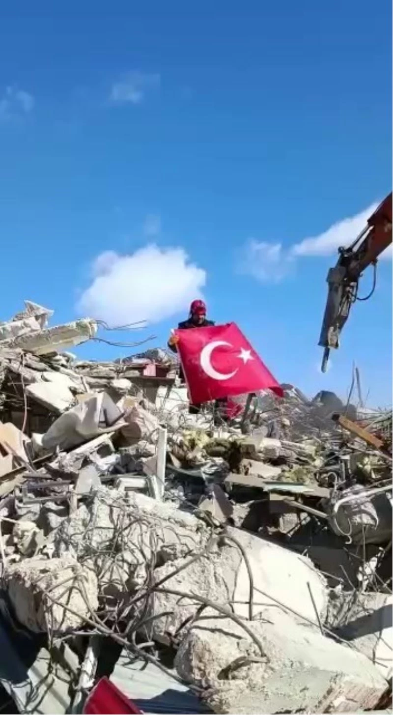 Çorum AFAD ekibinin Türk bayrağı hassasiyeti

