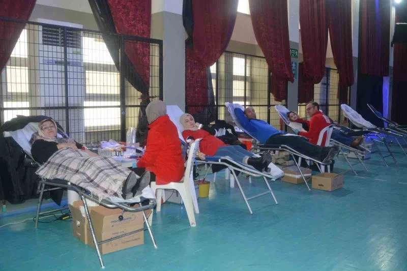 Depremzedeler için kan bağışında bulundular
