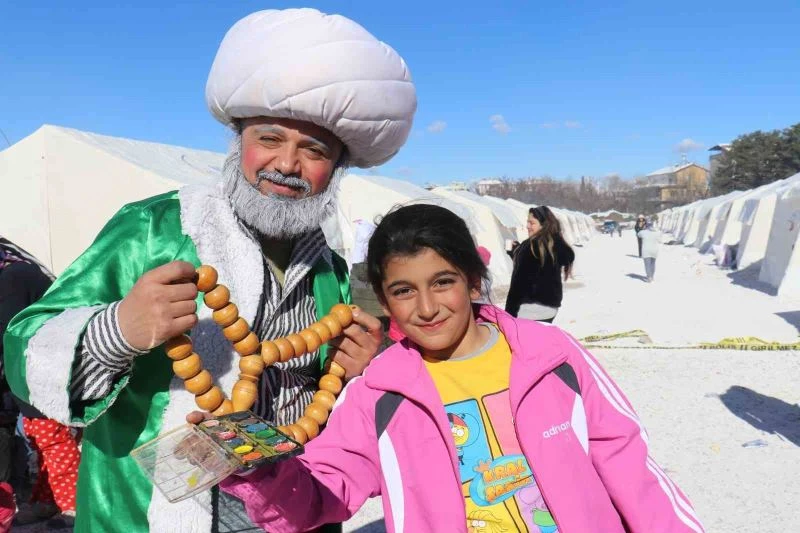 Deprem bölgesi Malatya’da çocuklar Nasrettin Hoca ile eğleniyor
