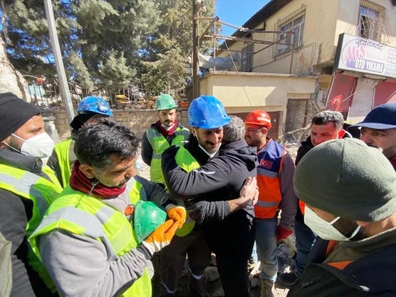 Depremden 248 saat sonra Aleyna’nın kurtarılmasına tanık olan Başkan Şayir, gözyaşlarına engel olamadı
