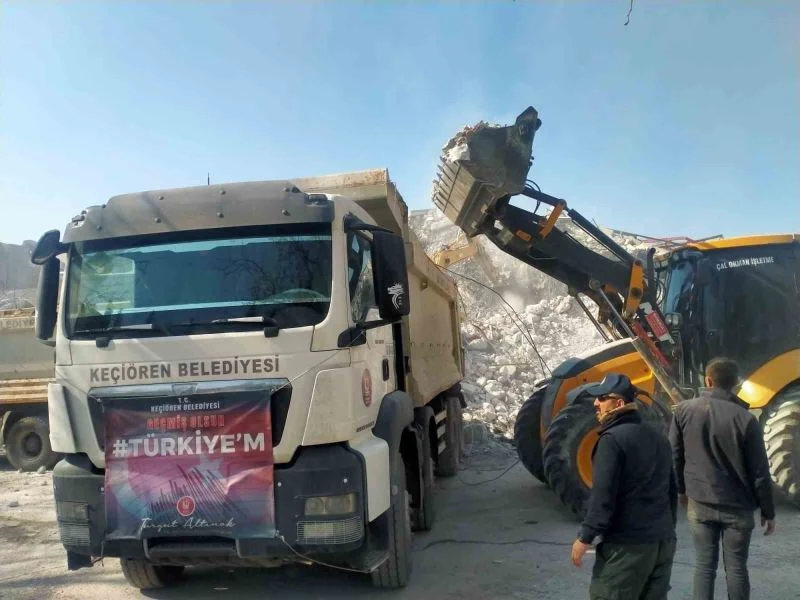 Keçiören Belediyesi iş makineleriyle deprem bölgesinde
