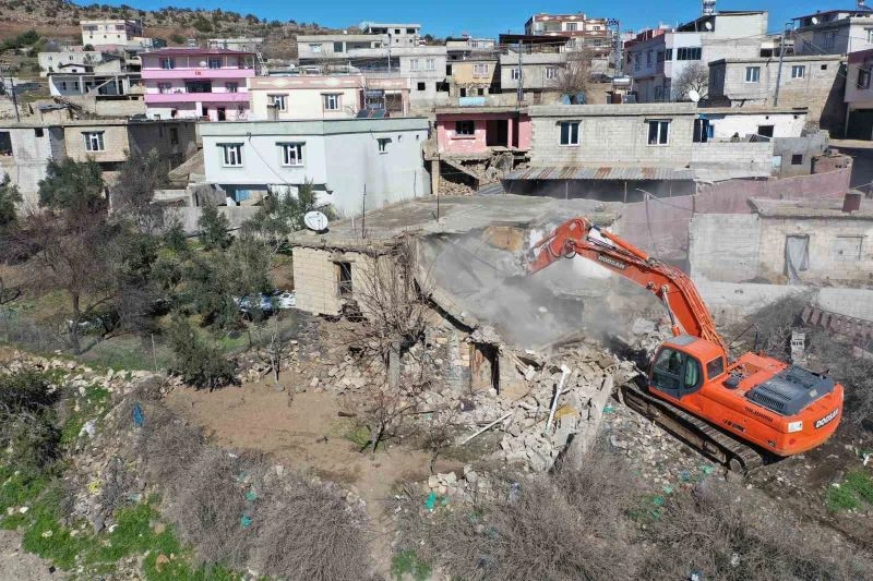 Şehitkamil’deki ağır hasarlı yapıların yıkımına başlandı
