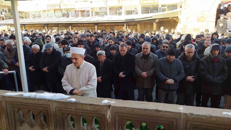 Yozgat’ta depremlerde hayatını kaybedenler için gıyabi cenaze namazı kılındı
