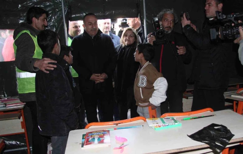 Depremzedelerden Dışişleri Bakanı Çavuşoğlu’na ilginç talep ve şikayetler

