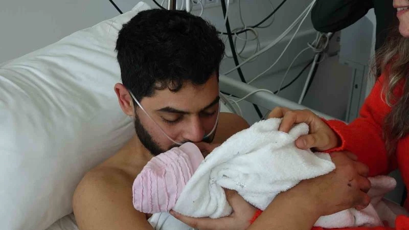 Deprem gecesi baba olmuş: 261 saat sonra kurtarılan baba, eşi ve bebeğiyle buluştu
