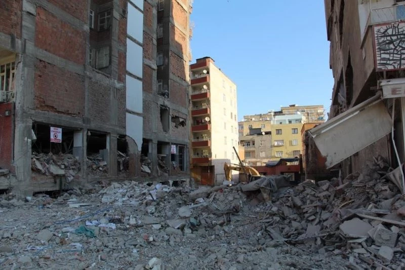 Diyarbakır’da 2 müteahhit yaptıkları binanın enkazında hayatını kaybetti
