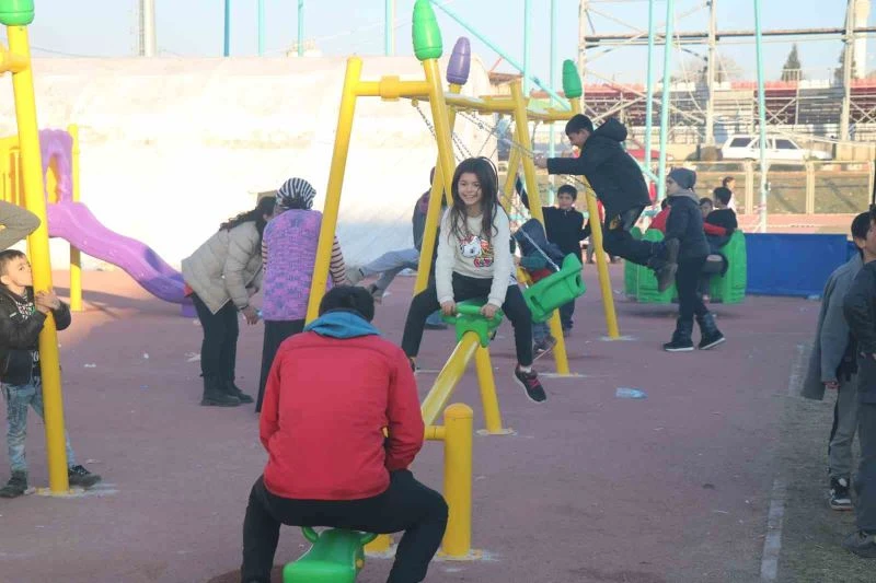 Deprem korkusu yerini çocuk cıvıltısına bıraktı
