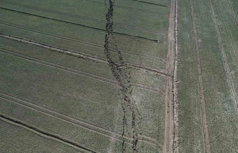 Kahramanmaraş’ta fay hattının geçtiği tarlalar ikiye bölündü
