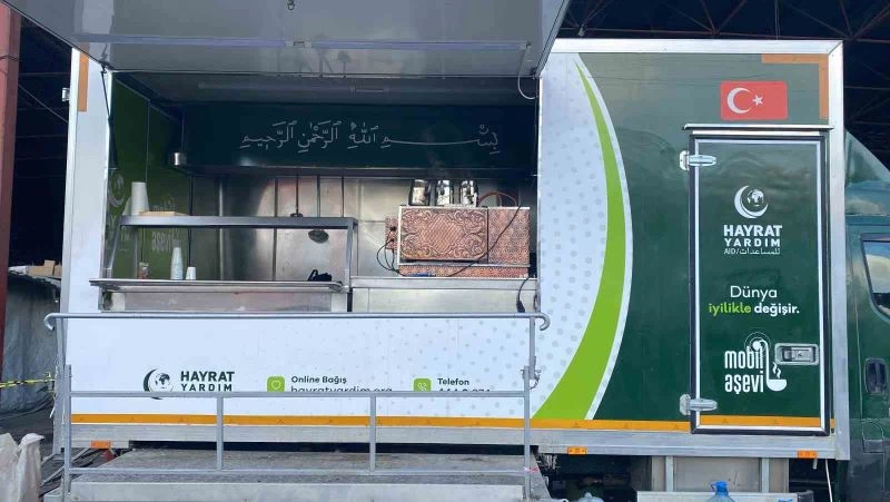 Deprem bölgesinde her gün binlerce kişiye sıcak yemek veriyorlar
