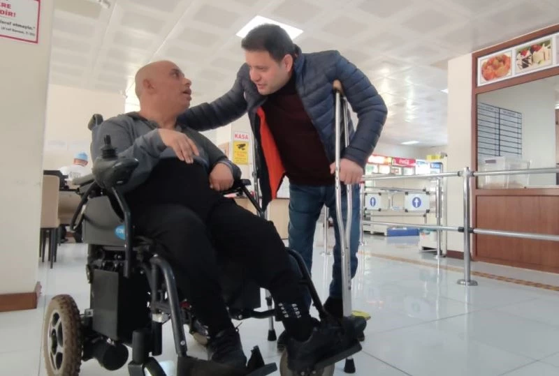Engelli aracı enkaz altında kalan Ahmet Aslan’a akülü engelli aracı hediye edildi
