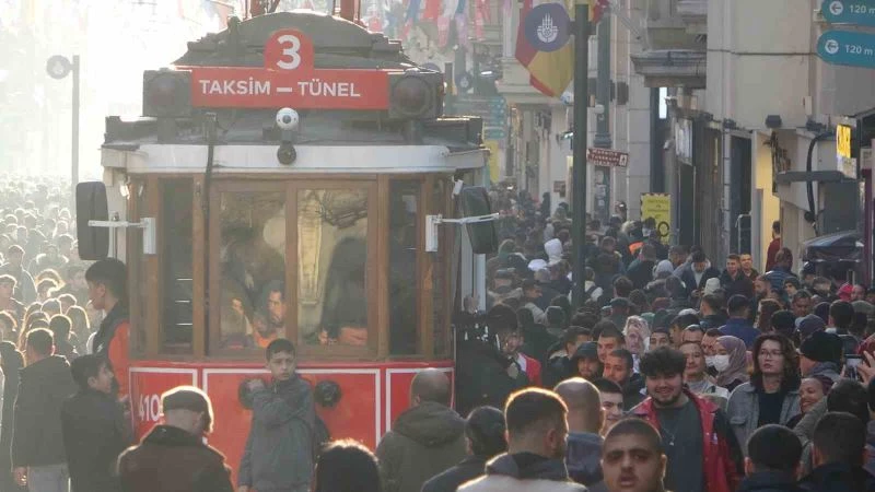İstanbul’da güneşli havayı fırsat bilen vatandaşlar İstiklal Caddesi’ne akın etti
