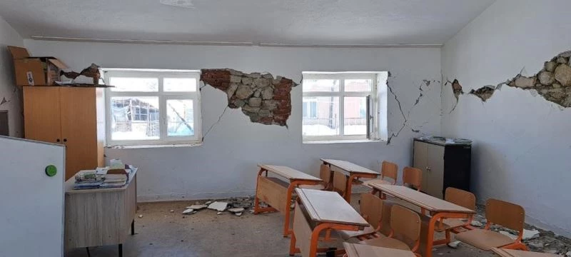 Depremde hasar gören iki okulda taşımalı eğitime geçildi

