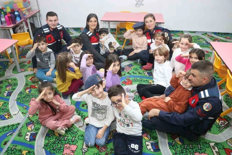 Jandarma çocukları mesleki alanlarında bilgilendirdi

