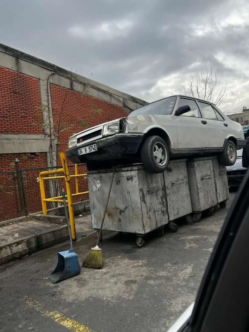 İstanbul’da oto sanayide ilginç görüntü: Arabayı çöpe attı
