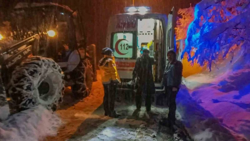Ünye’de karla kaplı yolda ekipler, hasta kadın için seferber oldu
