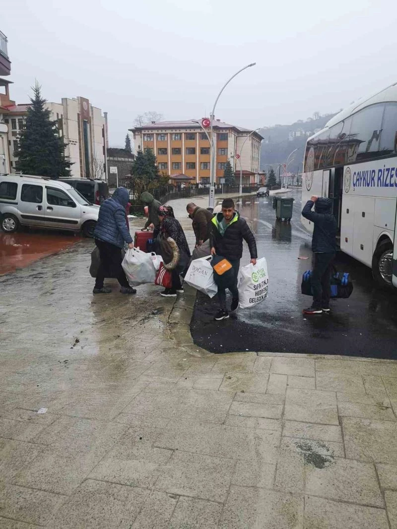 Afet bölgesinden gelen depremzedeler yurtlara yerleştirilmeye devam ediliyor
