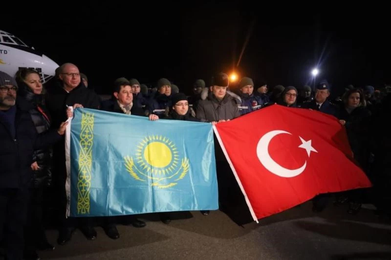 Kazak ekipler, ülkelerinde Türk ve Kazakistan bayrakları ile karşılandı
