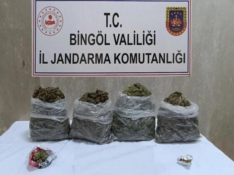 Bingöl’de araç içerisinde uyuşturucu ele geçirildi: 3 gözaltı
