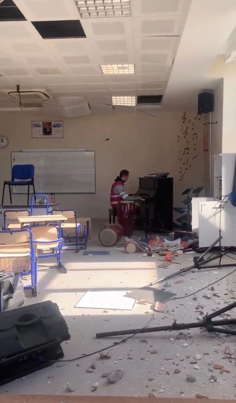Hatay’da yıkılan binaların arasında yükselen piyano sesleri ‘Piyanist’ filmini andırdı

