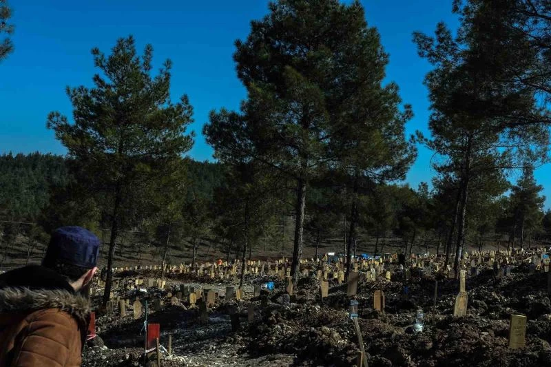 Kahramanmaraş’ta mezar yerlerini kaybetmek istemeyen aileler iz bırakıyor
