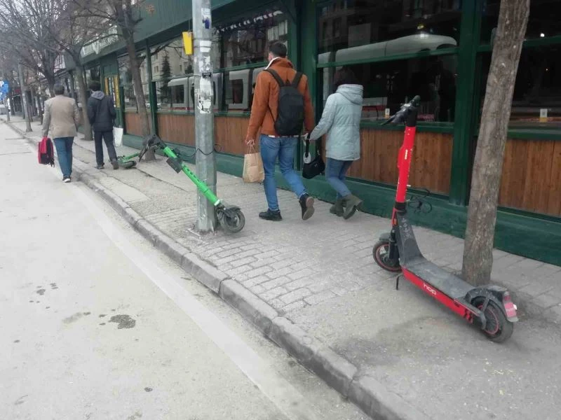 Özensizce park edilen scooterlar kaldırımdan geçenlere engel oluyor
