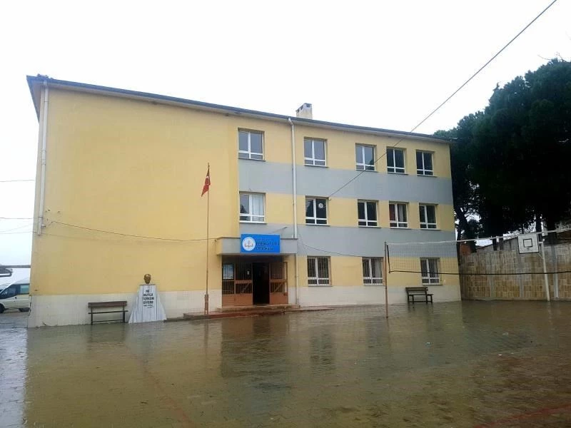 Kula’da depreme dayanıksız olduğu tespit edilen bir okula yıkım kararı
