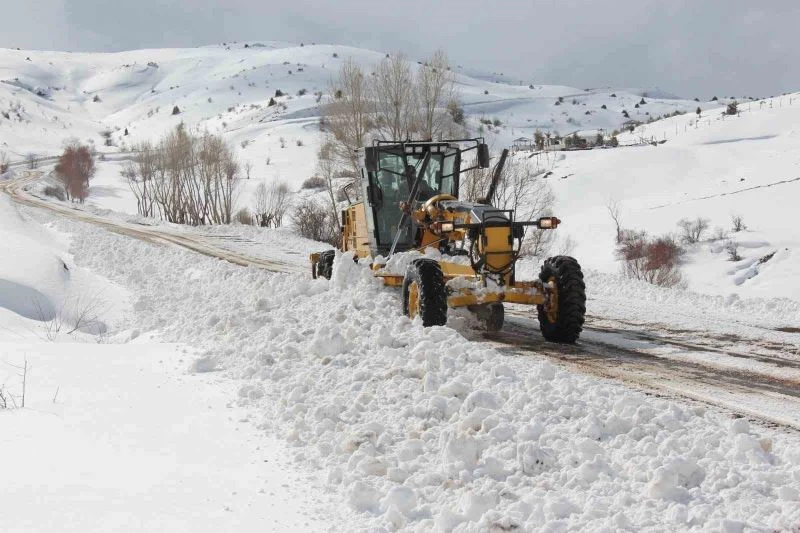Bayburt’ta kar ve tipiden kapanan köy yolları ulaşıma açıldı
