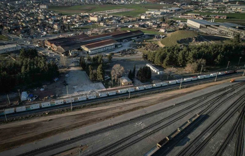 Kahramanmaraş’a tren yoluyla gönderilen yüzlerce konteyner ev havadan görüntülendi
