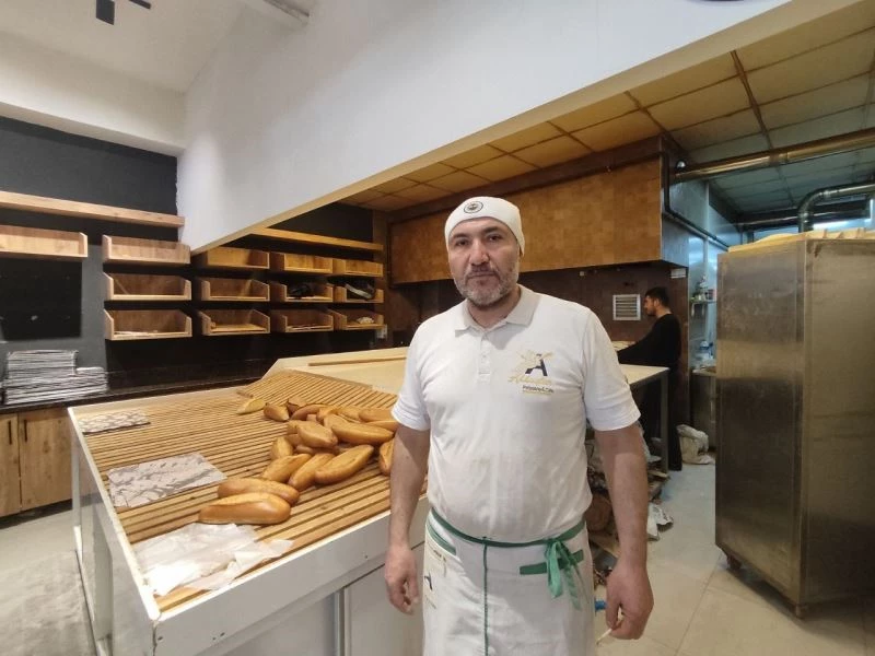 Kahramanmaraşlı işletmeci, depremzedeler için Ukrayna’dan dönüp ekmek dağıtmaya başladı
