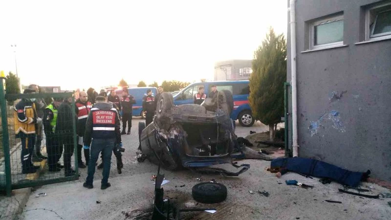 Tekirdağ’da taklalar atan otomobil, fabrikanın bahçesine daldı: 1 ölü
