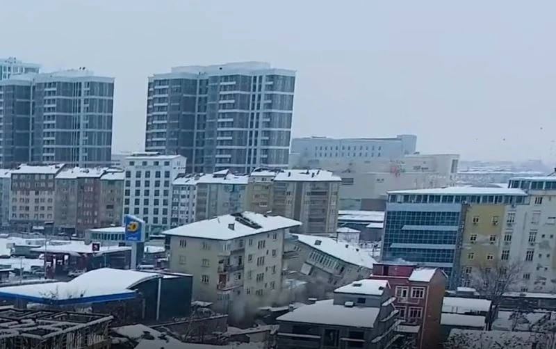 Malatya’da 2. depremde binaların çökme anı dron kamerasında
