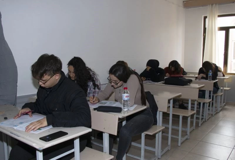 Mersin’de depremzede öğrenciler kurs merkezlerinde sınava hazırlanıyor
