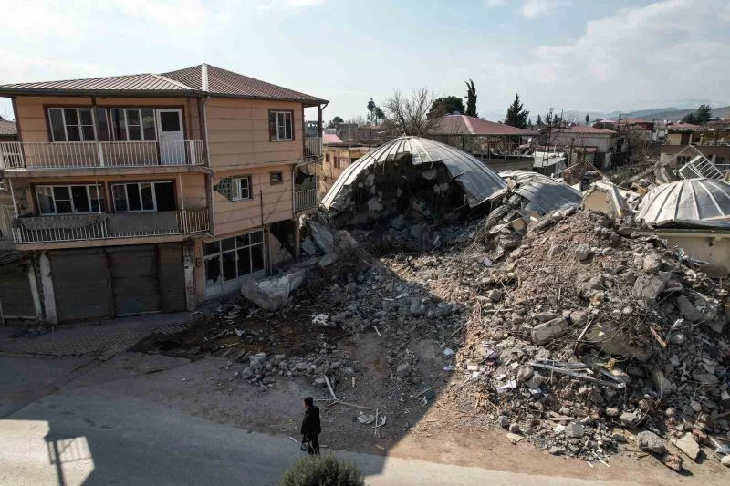 Kahramanmaraş’taki depremde kubbesi ve minaresi yıkılan camii havadan görüntülendi
