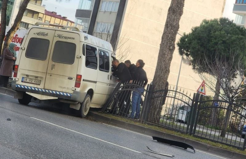 Samsun’da minibüs refüjdeki korkuluklara çarptı: 1 yaralı
