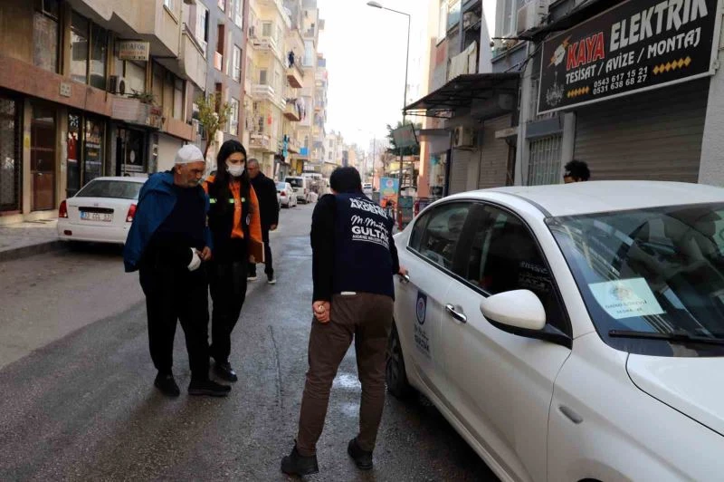 Akdeniz Belediyesi, depremzedeleri hastanelere ulaştırıyor
