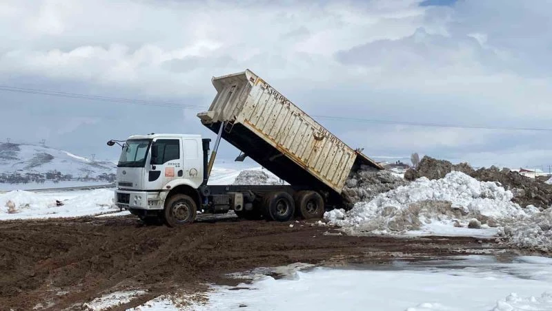 Karlıova’da yağan kar, kamyonlarla ilçe dışına taşınıyor
