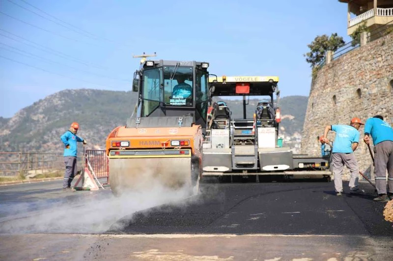 Kuzey Alanya’yı merkeze ve yaylalara bağlayan Bektaş yolunda asfalt yenileme çalışmaları devam ediyor

