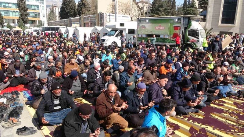 Kahramanmaraş’ta depremde ölenler için eller semaya açıldı
